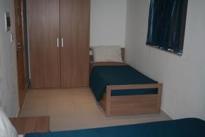 Llit o llits en una habitació de Harbour Lodge