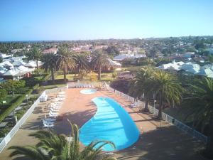 una vista sulla piscina di un resort di Bungalows Los Melocotones a Maspalomas