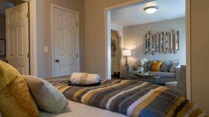 a bedroom with a bed and a couch at Playpark Lodge in South Lake Tahoe