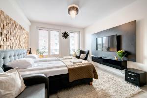 Posteľ alebo postele v izbe v ubytovaní Live & Travel Old Town Apartments