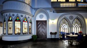 kościół z drzwiami, stołem i krzesłami w obiekcie AMORE RENTALS - Villa Angelo w mieście Sant'Agnello