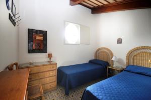 sypialnia z 2 łóżkami, komodą i oknem w obiekcie AMORE RENTALS - Villa Angelo w mieście Sant'Agnello