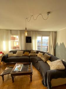 un soggiorno con divano e tavolo di Apartment Rue Centrale a Crans-Montana