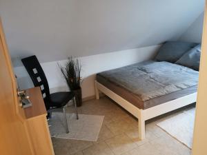 een slaapkamer met een bed, een bureau en een stoel bij R&A Lambertz in Düsseldorf