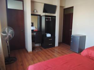 Postel nebo postele na pokoji v ubytování Pacific Suites Hotel