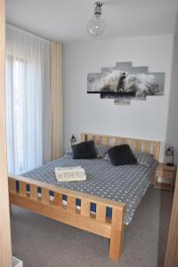 ウェバにあるLuksusowy Apartament ul. Kwiatkowskiegoのベッドルーム1室(ベッド1台、白黒の掛け布団付)