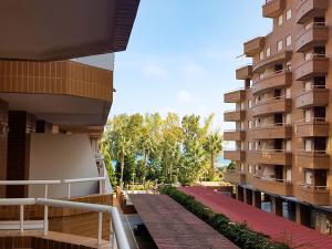 オロペサ・デル・マールにあるCosta Marina 3のバルコニーからアパートメントビルの景色を望めます。