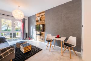 Dresden ThirtySix في درسدن: غرفة معيشة مع طاولة وكراسي