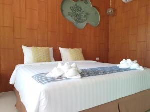 Postel nebo postele na pokoji v ubytování Koh Ngai Paradise Beach