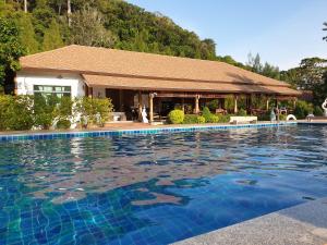 Bazén v ubytování Koh Ngai Paradise Beach nebo v jeho okolí