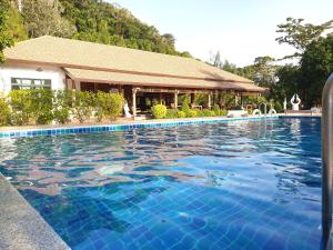 Bazén v ubytování Koh Ngai Paradise Beach nebo v jeho okolí