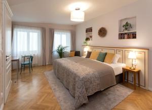 Schlafzimmer mit einem Bett, einem Tisch und Stühlen in der Unterkunft SeNo6 Apartments in Prag