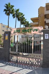 una puerta a un edificio de los casitas con palmeras en Los Cactus, en Playa del Inglés