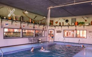 La Plata的住宿－Depot Inn & Suites，一群人在游泳池里