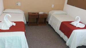 ビージャ・ヘセルにあるAlfil Hotelのホテルルームのベッド2台に座る白鳥2頭 +15枚の写真