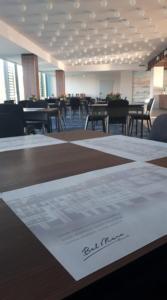 una sala da pranzo con tavoli e sedie in un edificio di Apartament Bel Mare a Międzyzdroje