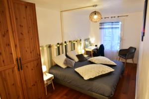 a bedroom with a bed with two pillows on it at Appartement luxueux 100m² Bordeaux in Le Bouscat