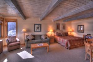 um quarto com uma cama, um sofá e uma mesa em Aspenwood - CoralTree Residence Collection em Snowmass Village