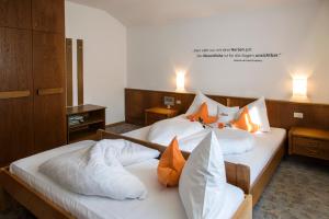 Łóżko lub łóżka w pokoju w obiekcie Pension Gasthof Löwen