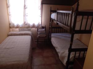 Postel nebo postele na pokoji v ubytování CASA RURAL AMADOR