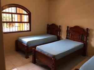 two beds in a room with a window at Chácara Paraíso de Itamonte MG in Itamonte +73 photos