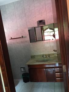a bathroom with a sink and a mirror at Chácara Paraíso de Itamonte MG in Itamonte