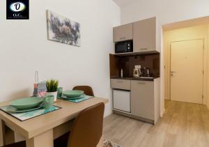 サラエボにあるO..C.. Lux Apartmentsのテーブルと椅子のあるキッチンとダイニングルーム +33枚の写真