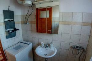 Kép Breathtaking Lake View Cottage with a Fireplace Next to Ioannina City! szállásáról Joáninában a galériában