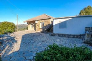 Kép Breathtaking Lake View Cottage with a Fireplace Next to Ioannina City! szállásáról Joáninában a galériában