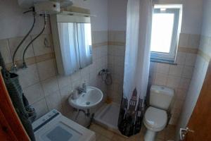 Kép Breathtaking Lake View Cottage with a Fireplace Next to Ioannina City! szállásáról Joáninában a galériában