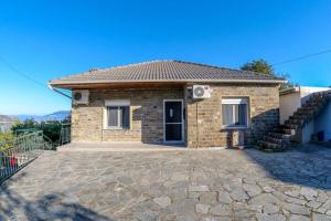 Kép Breathtaking Lake View Cottage with a Fireplace Next to Ioannina City! szállásáról Joáninában a galériában