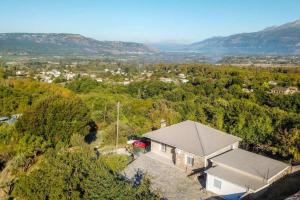 Kép Breathtaking Lake View Cottage with a Fireplace Next to Ioannina City! szállásáról Joáninában a galériában