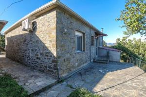 Kép Breathtaking Lake View Cottage with a Fireplace Next to Ioannina City! szállásáról Joáninában a galériában