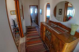 Kép Breathtaking Lake View Cottage with a Fireplace Next to Ioannina City! szállásáról Joáninában a galériában