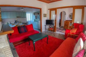 אזור ישיבה ב-Breathtaking Lake View Cottage with a Fireplace Next to Ioannina City!