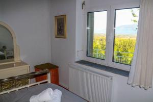 Kép Breathtaking Lake View Cottage with a Fireplace Next to Ioannina City! szállásáról Joáninában a galériában