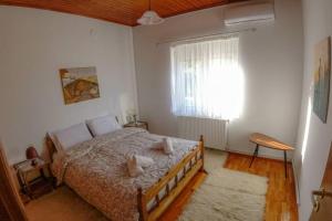 Kép Breathtaking Lake View Cottage with a Fireplace Next to Ioannina City! szállásáról Joáninában a galériában