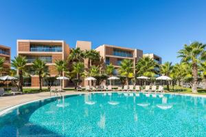 uma piscina em frente a um resort em Apartamentos Vila das Lagoas – Salgados na Guia