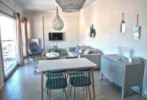 sala de estar con mesa, sillas y sofá en Bluevibes en Parga