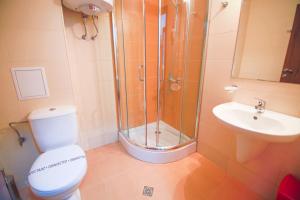 バンスコにあるBanskoSuperSkiのシャワー、トイレ、洗面台を備えたバスルーム +14枚の写真