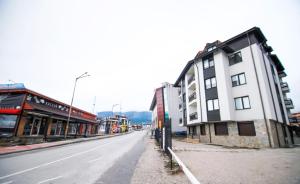 バンスコにあるBanskoSuperSkiの道路脇の建物が空き通り