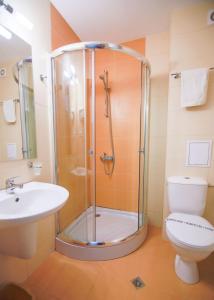 バンスコにあるBanskoSuperSkiのシャワー、トイレ、洗面台を備えたバスルーム