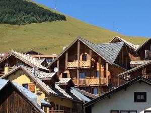 ラルプ・デュエズにあるChalet Grande Etoile des Neigesの雪の家屋群