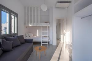 un soggiorno con divano e letto di Parikia's Crossroad 3 Bedroom House a Kampos Paros