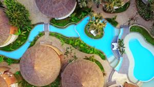 widok z powietrza na basen w ośrodku w obiekcie Balafon Beach Resort w mieście Kololi