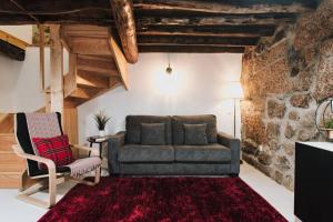 a living room with a couch and a chair at Casa Oeste in Sabugueiro