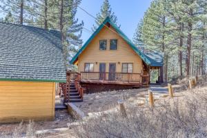 Cabaña de madera con porche y escaleras a una casa en Tallac Views Getaway en South Lake Tahoe