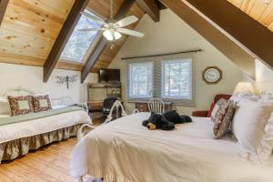 Tempat tidur dalam kamar di Tallac Views Getaway