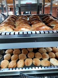 un montón de donuts en un estante en una panadería en Hotel Viñas del Sol en San Juan