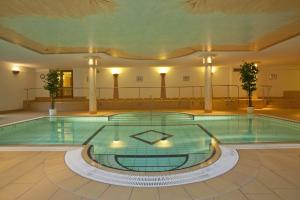 a swimming pool in a large building with at Belchenhotel Jägerstüble in Aitern